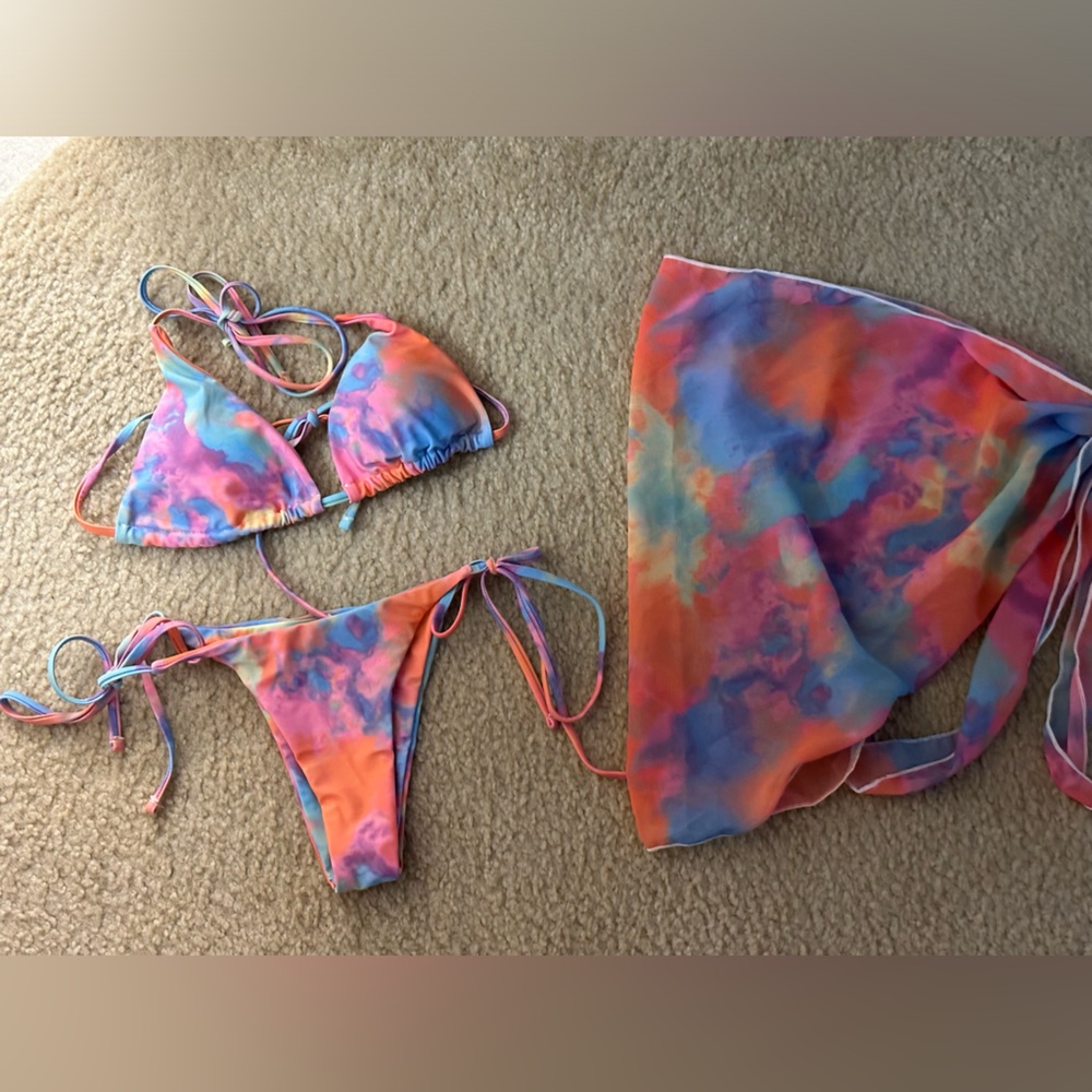 NWOT Women’s Size Small Tie-Dye Triangle Bikini Set with Sarong. Never Worn.